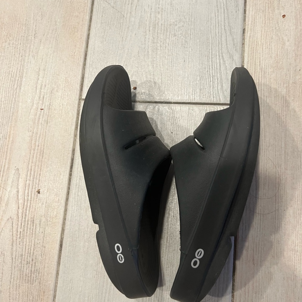 OOFOS Black Sandals Comfortable Flip-Flops